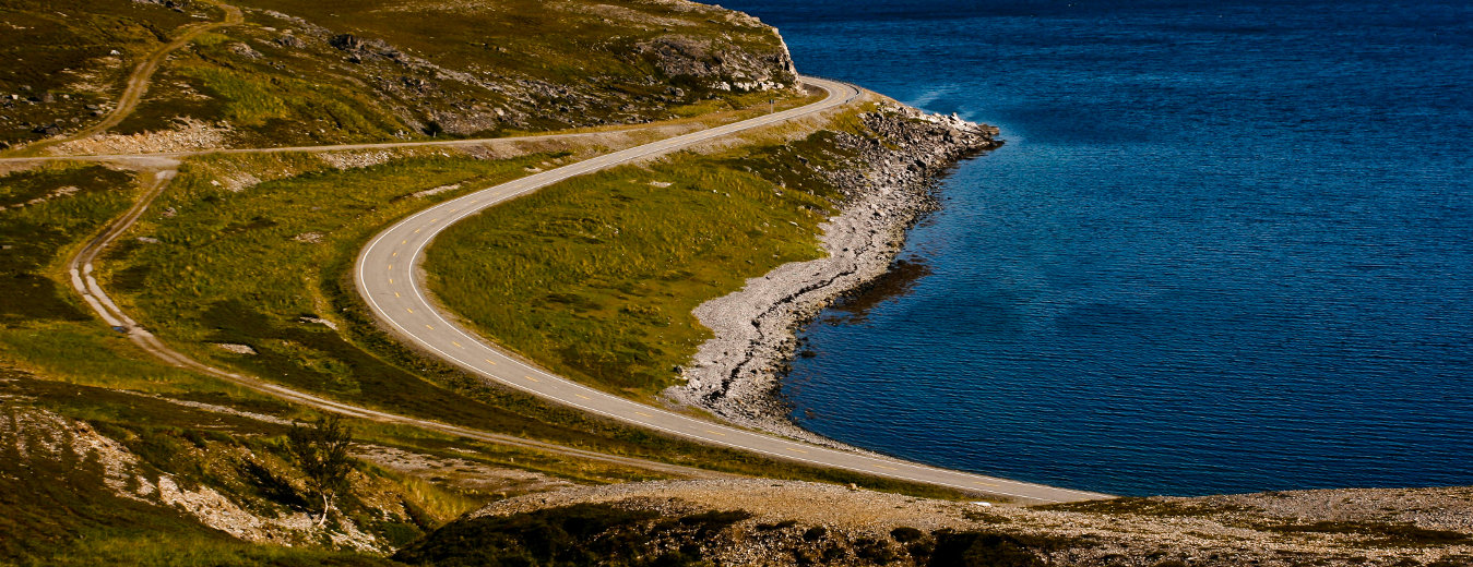 Kurvenreiche Straße entlang eines norwegischen Fjords, Norwegen